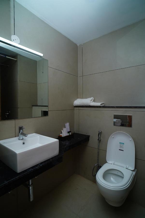 Rr Galaxy Hotel Gurgaon Exterior foto