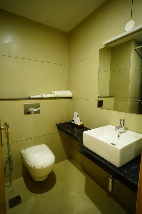 Rr Galaxy Hotel Gurgaon Exterior foto