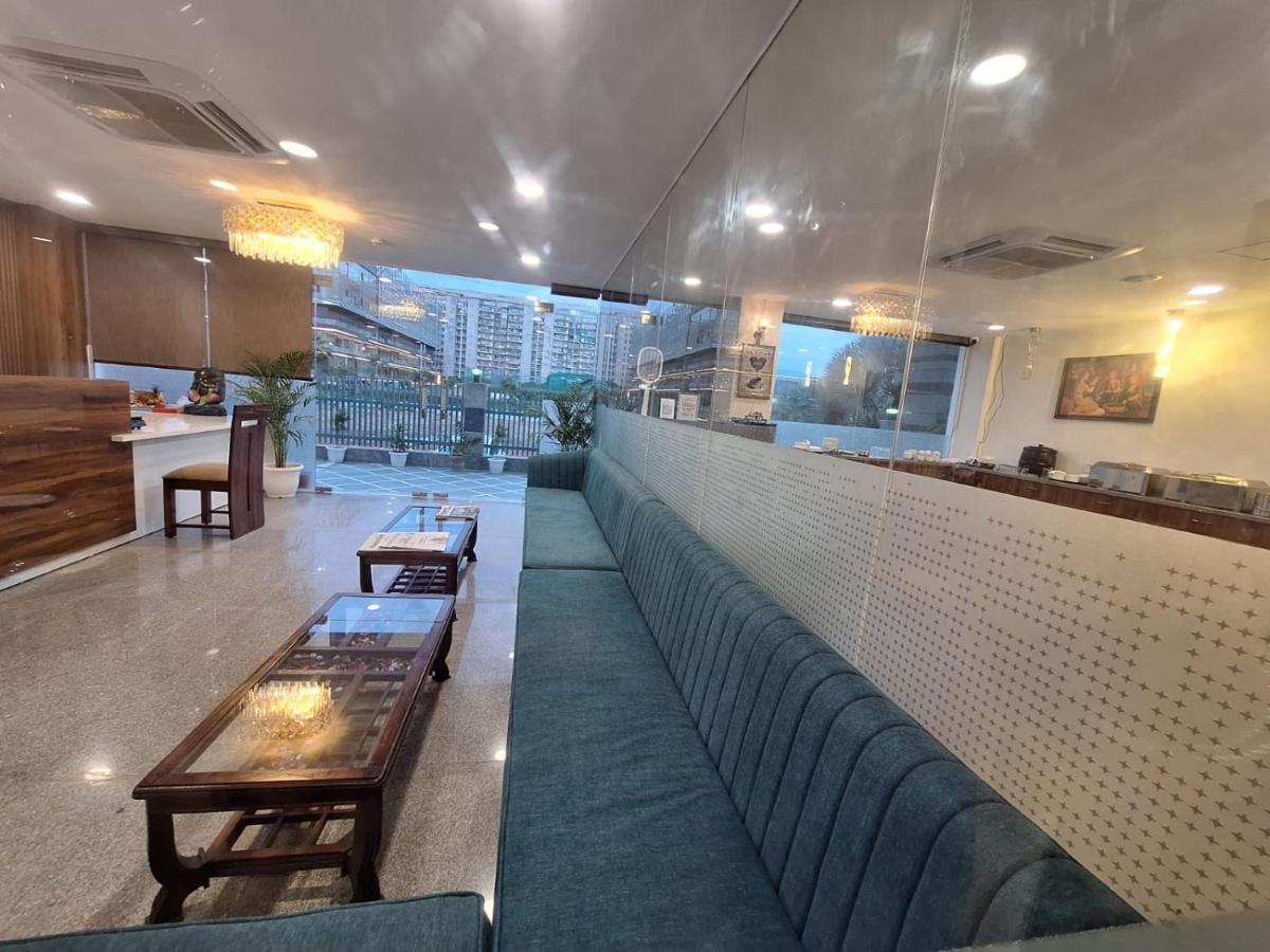 Rr Galaxy Hotel Gurgaon Exterior foto