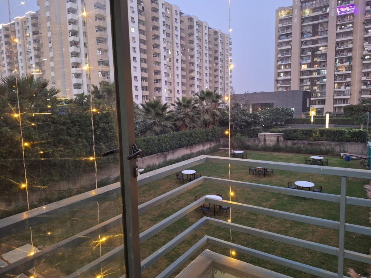 Rr Galaxy Hotel Gurgaon Exterior foto