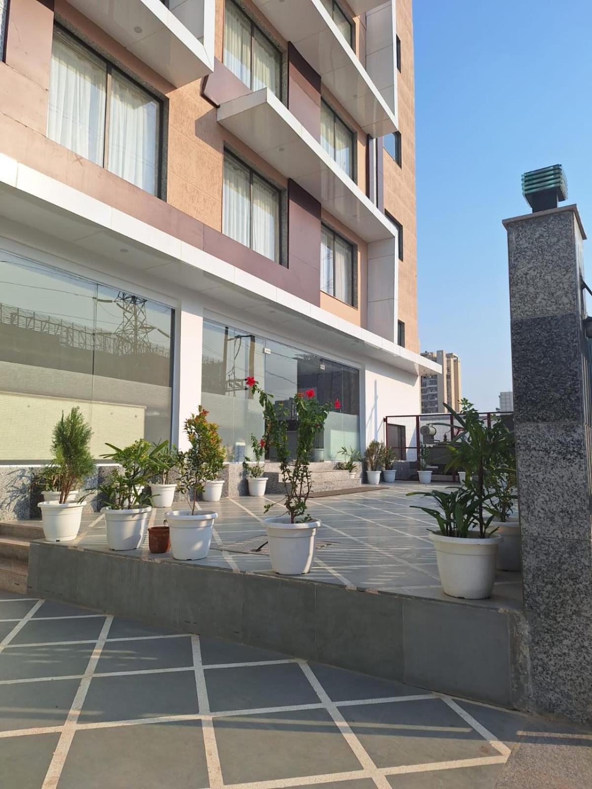Rr Galaxy Hotel Gurgaon Exterior foto