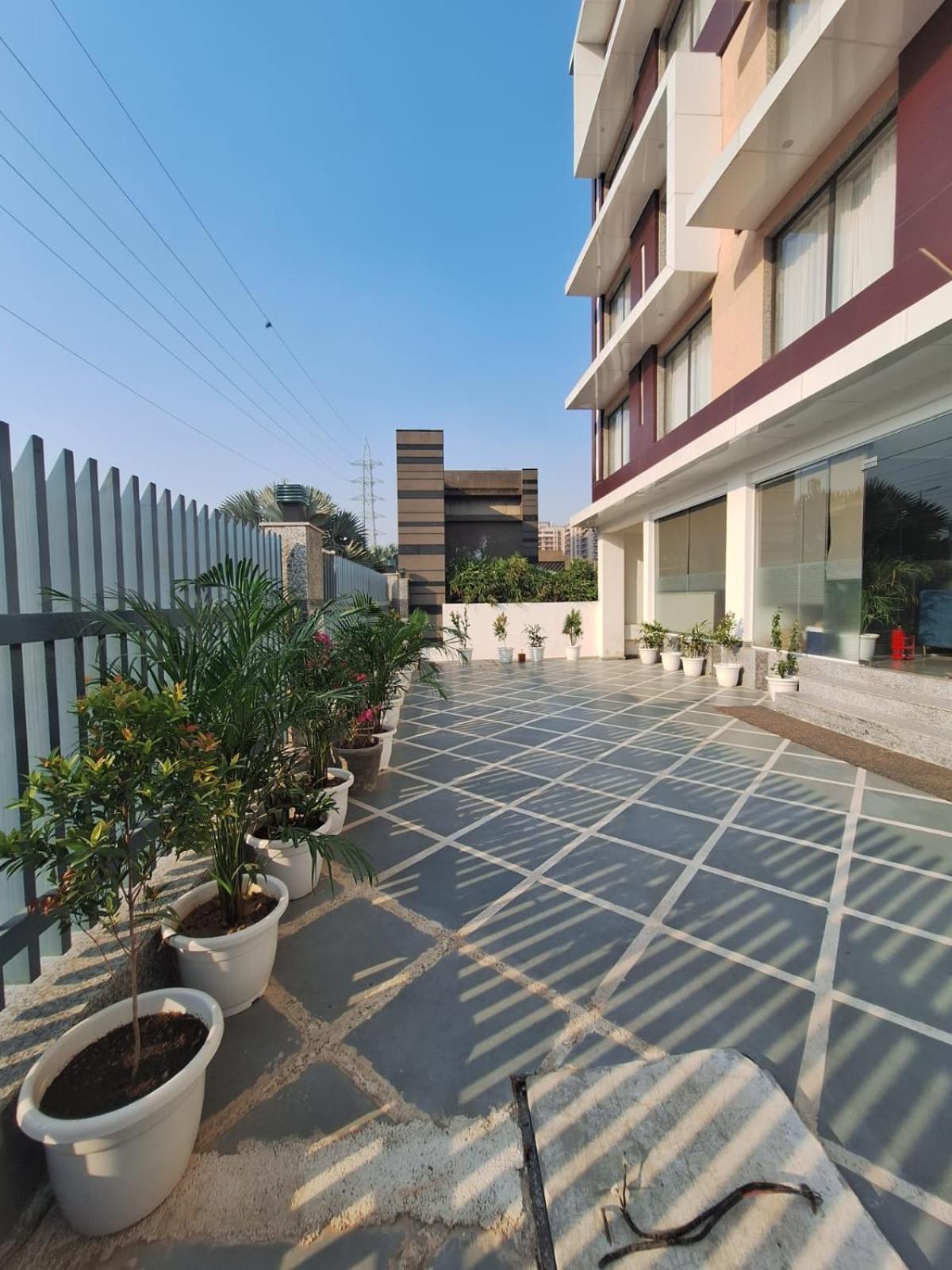 Rr Galaxy Hotel Gurgaon Exterior foto