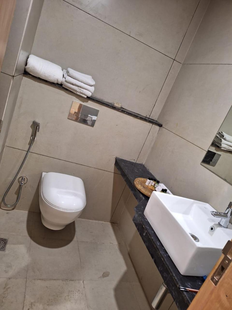 Rr Galaxy Hotel Gurgaon Exterior foto
